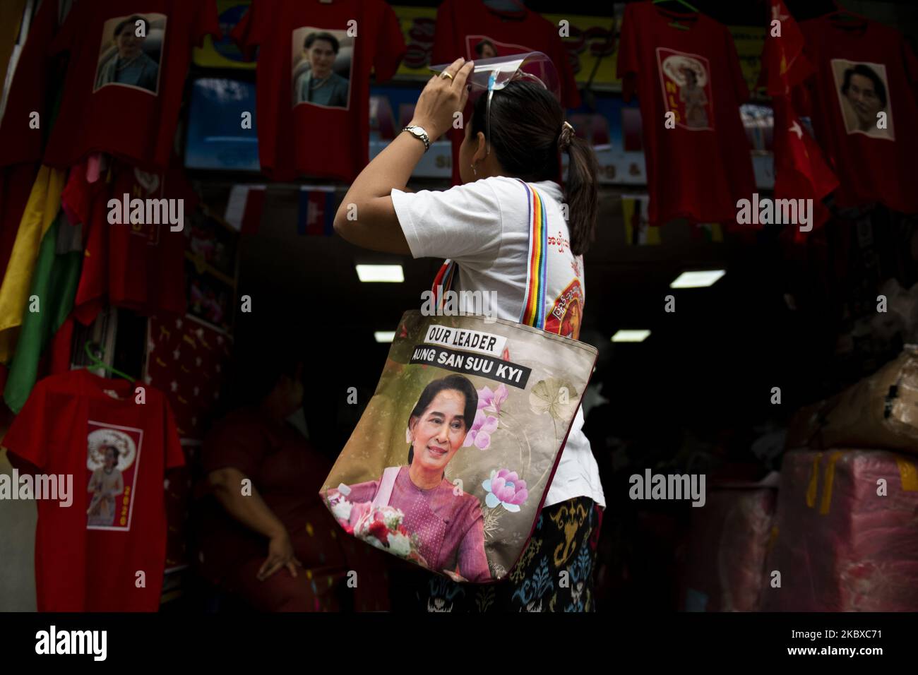 Un partisan de la Ligue nationale pour la démocratie (NLD) regarde les T-shirts avec une image de la conseillère d'État du Myanmar Aung San Suu Kyi dans une imprimerie à Yangon, au Myanmar sur 21 août 2020. La NLD a annoncé qu'elle participera avec plus de 1 000 candidats à la prochaine élection générale prévue pour le 8 novembre 2020. (Photo de Shwe Paw Mya Tin/NurPhoto) Banque D'Images