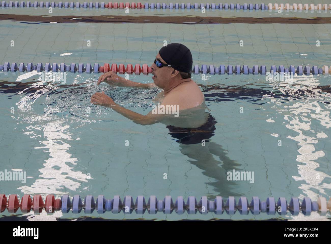 La piscine semi-olympique de Tlahuac, située à Mexico, au Mexique, sur 21 août 2020, a repris ses activités dans le cadre de mesures de sécurité strictes après avoir été fermée pendant plusieurs mois en raison de l'urgence sanitaire due à la COVID-19 au Mexique. En raison de la pandémie, l'occupation de la piscine n'est que de 5 personnes selon des horaires décalés, ainsi que la restriction de l'utilisation des vestiaires, des douches et des stands et la durée maximale du séjour est de 45 minutes. (Photo de Gerardo Vieyra/NurPhoto) Banque D'Images