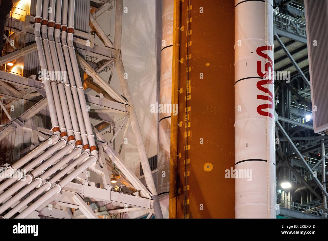 La fusée SLS (Space Launch System) de la NASA à bord de l'engin spatial Orion est vue au-dessus du lanceur mobile alors qu'elle sort du bâtiment d'assemblage de véhicules pour lancer le Pad 39B, jeudi, 3 novembre 2022, au Kennedy Space Center de la NASA en Floride. La mission Artemis I de la NASA est le premier test intégré des systèmes d'exploration spatiale profonde de l'agence : l'engin spatial Orion, la fusée SLS et les systèmes de soutien au sol. Le lancement de l'essai en vol sans équipage est prévu pour 14 novembre à 12 h 07 HNE. NASA photo par Joel Kowsky/UPI Banque D'Images