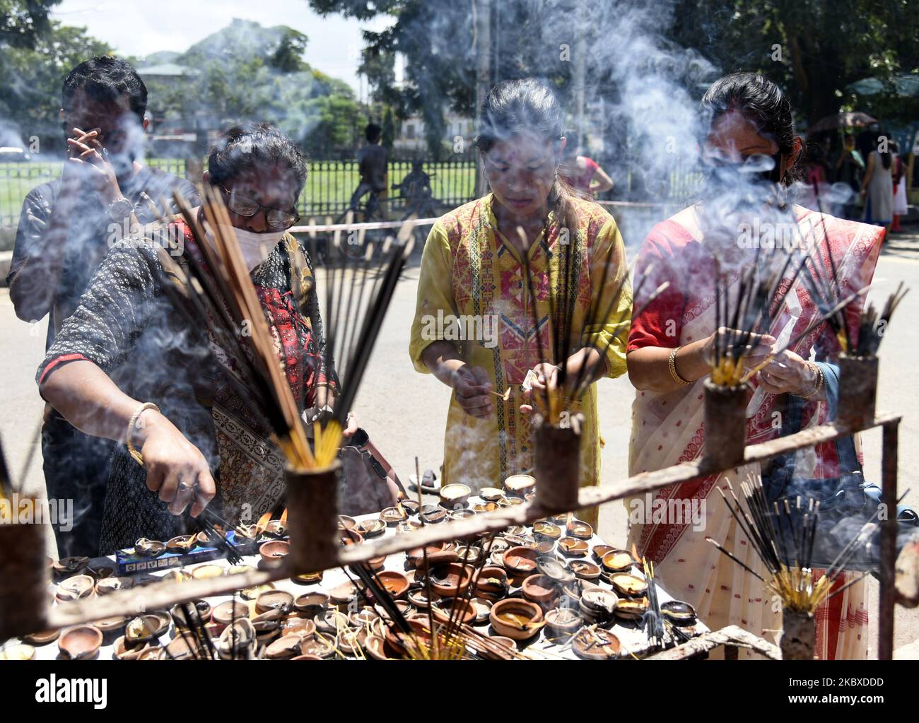 Les dévotés visitent un temple de Ganesh à l'occasion de Ganesh Chaturthi, dans le cadre de la pandémie du coronavirus, à Guwahati, Assam, Inde, le samedi 22 août, 2020. (Photo de David Talukdar/NurPhoto) Banque D'Images