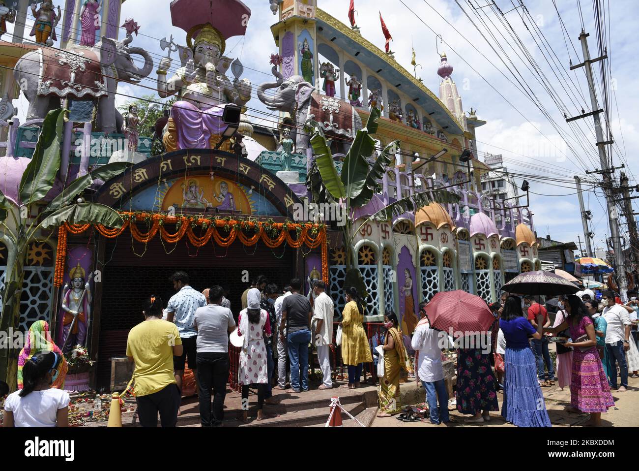 Les dévotés visitent un temple de Ganesh à l'occasion de Ganesh Chaturthi, dans le cadre de la pandémie du coronavirus, à Guwahati, Assam, Inde, le samedi 22 août, 2020. (Photo de David Talukdar/NurPhoto) Banque D'Images