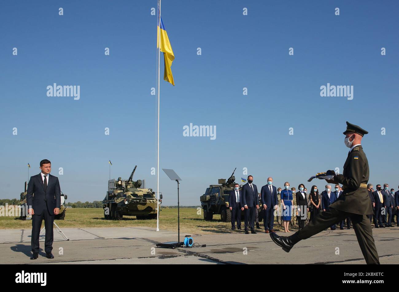 Le président ukrainien Volodymyr Zelenskyy remet des drapeaux militaires aux unités nouvellement créées et se classe à la base militaire de Vasylkiv près de Kiev, en Ukraine, au 23 août 2020. L'Ukraine célèbre le jour du drapeau national. Les autorités de l'État visitent la base militaire. (Photo par Sergii Kharchenko/NurPhoto) Banque D'Images