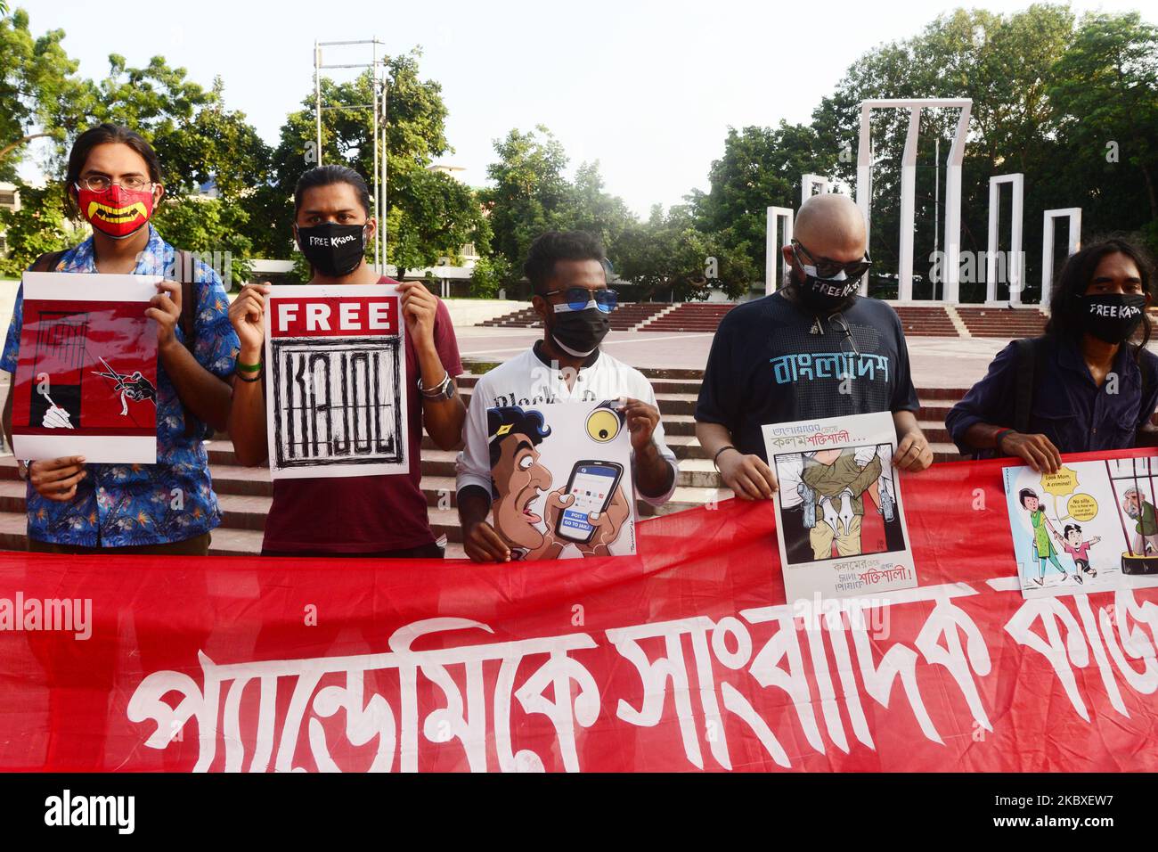 Les manifestants tiennent un écriteau pour exiger la libération d'un journaliste bangladais Shafiqul Islam kajol pendant la chaîne humaine au Minar central de Shahid à Dhaka, au Bangladesh, on 23 août,2020. Qui a disparu pendant 53 jours, a été trouvé plus tard près de la frontière indienne et arrêté par les gardes-frontières du Bangladesh pour intrusion sur 02 mai. Maintenant, il est en détention comme la police ré-arrestation de kajol en vertu de l'article 54, selon le rapport des médias. (Photo par Mamunur Rashid/NurPhoto) Banque D'Images