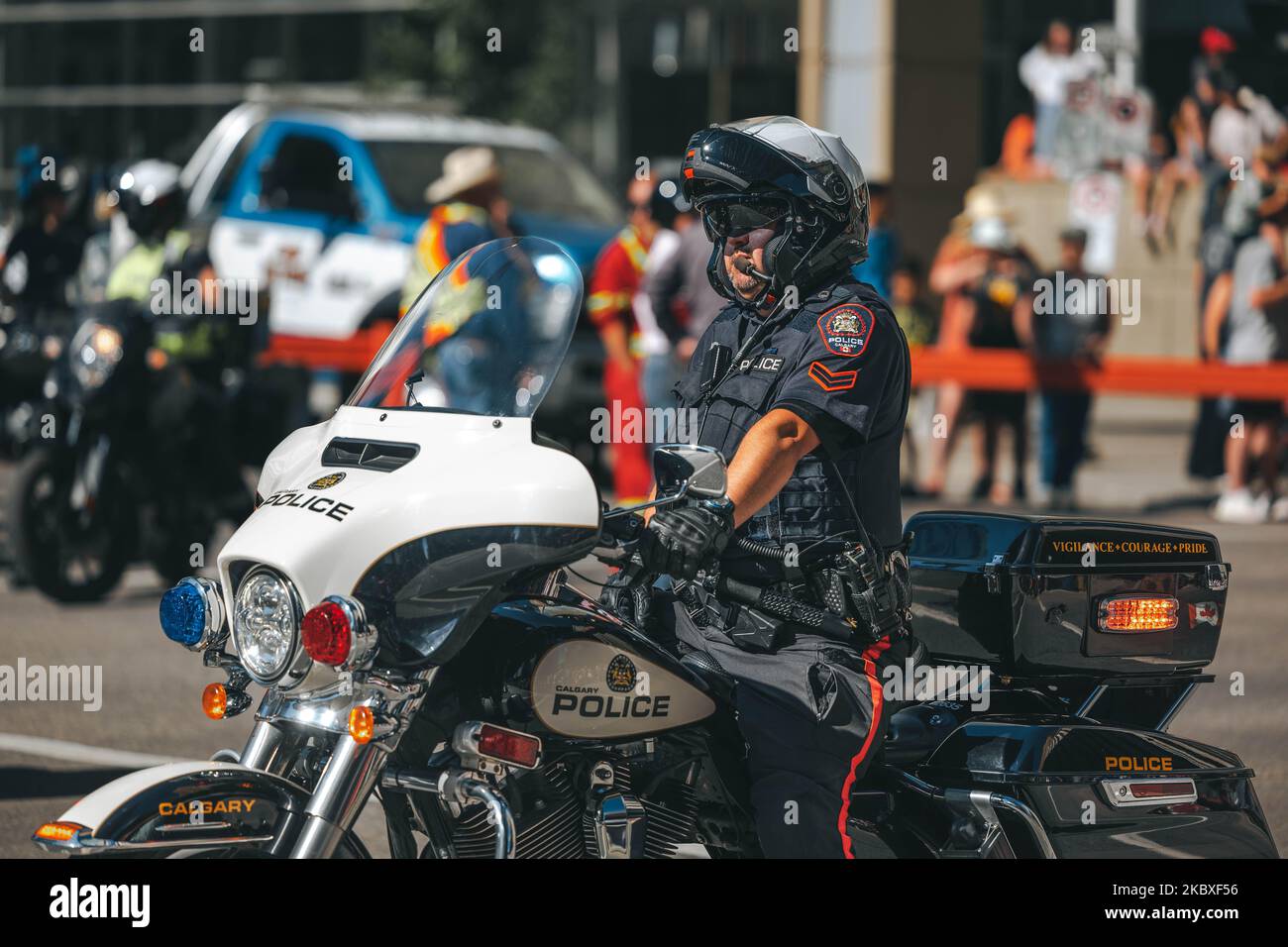 L'agent de police s'est assis sur sa moto à la parade estampillée de Calgary, Canada Banque D'Images