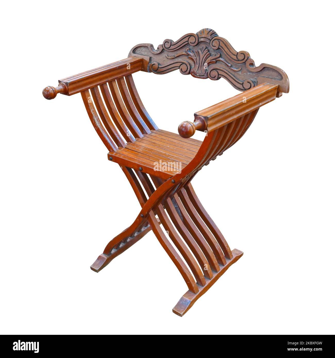 chaise pliante en bois antique isolée sur fond blanc Banque D'Images