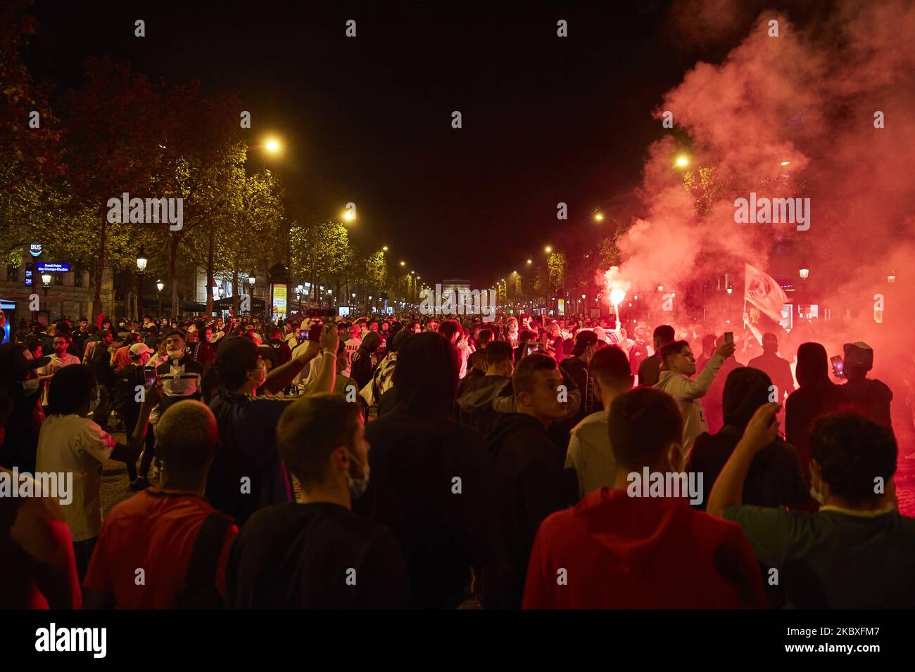 Les fans de Paris Saint-Germain se sont rassemblés à 23 août 2020 sur l'avenue des champs-Élysées, à Paris, pour soutenir le PSG lors de la finale de la Ligue des champions de l'UEFA. PSG a perdu 1-0 contre le Bayern Munich. Des affrontements entre la police et les fans du PSG ont éclaté après la fin du match. (Photo par Adnan Farzat/NurPhoto) Banque D'Images