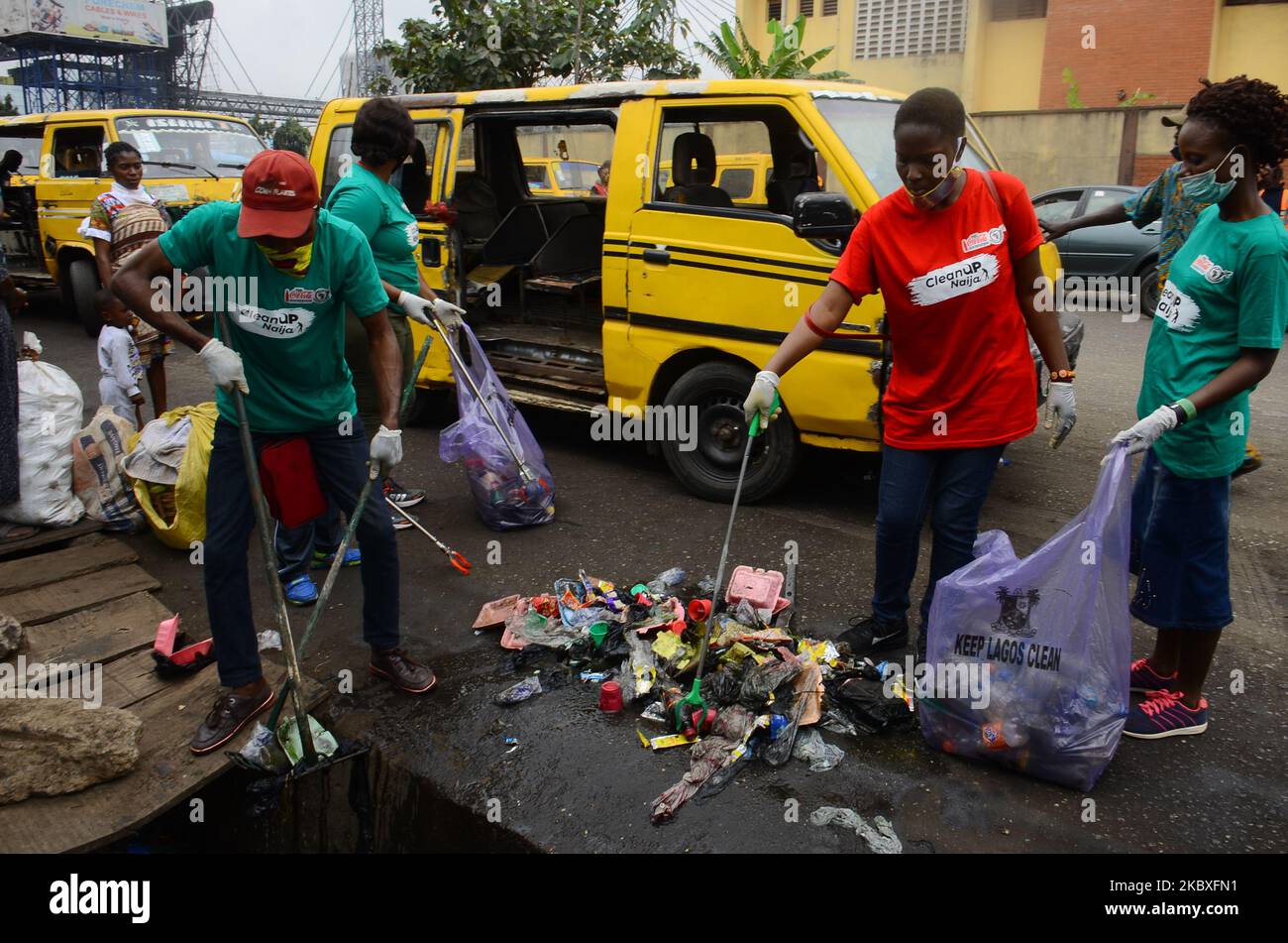 Des groupes de volontaires ramassant des déchets sur les routes et les drains à Lagos, au Nigeria, sur 23 août 2020. Une organisation non gouvernementale African Clean-Up Initiative (ACI) a établi un partenariat avec les ONG et des bénévoles pour nettoyer les parcs automobiles dans Town Planning Way, Oshodi sous le pont, Anthony et Ilupeju et nettoyer également 13 rues le long de la région d'Ilupeju, Oshodi. Un programme d'action sociale mondial visant à lutter contre le problème mondial des déchets solides, en préparation aux précipitations et aux inondations prévues au Nigeria. (Photo par Olukayode Jaiyeola/NurPhoto) Banque D'Images