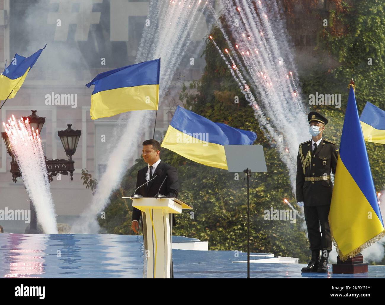 Le président de l'Ukraine, Volodymyr Zelensky, réagit lors de la célébration du jour de l'indépendance sur la place Sainte-Sophie à Kiev, en Ukraine, le 24 août 2020. L'Ukraine célèbre le 29th anniversaire de son indépendance le 24 août 2020. (Photo par STR/NurPhoto) Banque D'Images