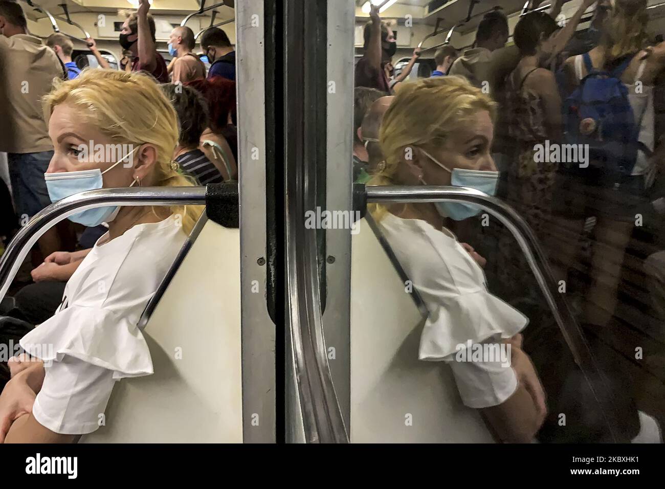 Les passagers portent des masques protecteurs à l'intérieur d'un métro au milieu de l'épidémie de coronavirus COVID-19 à Kiev, en Ukraine, sur 25 août 2020. (Photo de Maxym Marusenko/NurPhoto) Banque D'Images