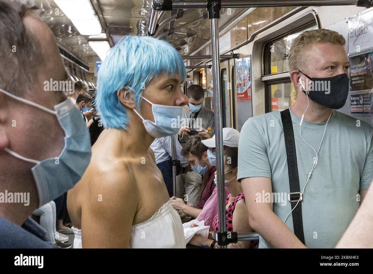 Les passagers portent des masques protecteurs à l'intérieur d'un métro au milieu de l'épidémie de coronavirus COVID-19 à Kiev, en Ukraine, sur 25 août 2020. (Photo de Maxym Marusenko/NurPhoto) Banque D'Images