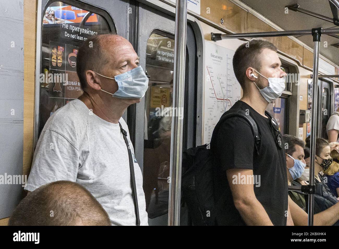 Les passagers portent des masques protecteurs à l'intérieur d'un métro au milieu de l'épidémie de coronavirus COVID-19 à Kiev, en Ukraine, sur 25 août 2020. (Photo de Maxym Marusenko/NurPhoto) Banque D'Images