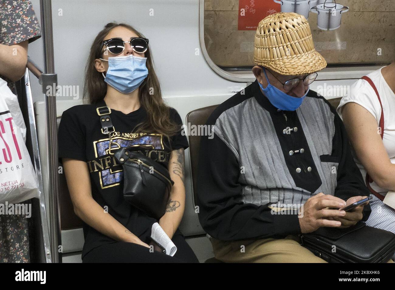 Les passagers portent des masques protecteurs à l'intérieur d'un métro au milieu de l'épidémie de coronavirus COVID-19 à Kiev, en Ukraine, sur 25 août 2020. (Photo de Maxym Marusenko/NurPhoto) Banque D'Images