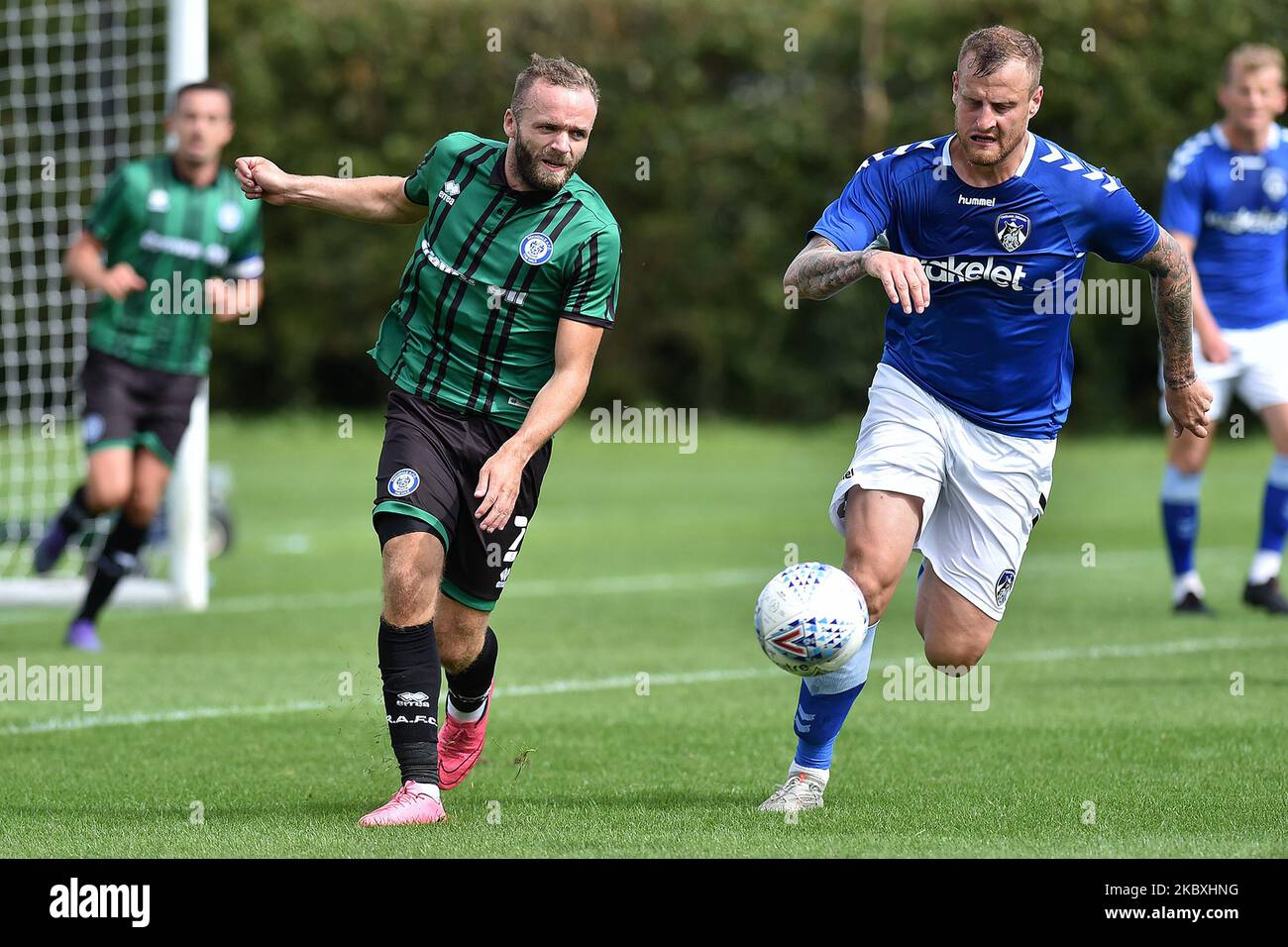 David Wheater d'Oldham Athletic et Ryan McLaughlin de Rochdale lors du match amical d'avant-saison entre Oldham Athletic et Rochdale à Chapel Road, Oldham, Angleterre sur 25 août 2020. (Photo d'Eddie Garvey/MI News/NurPhoto) Banque D'Images