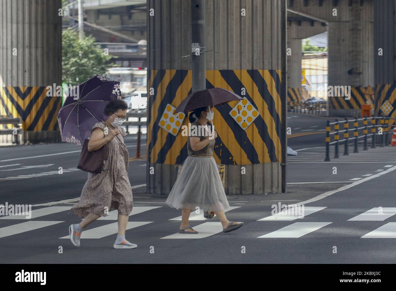 Un masque de deux femmes a pleurés avec une promenade devant un passage en travers à la jupe à Séoul, en Corée du Sud, sur 25 août 2020.le nombre de nouveaux cas quotidiens de coronavirus en Corée du Sud est resté en dessous de 300 pour le deuxième jour consécutif mardi, mais les autorités sanitaires ont averti que le pays était au bord d'une pandémie nationale en raison de la poursuite des transmissions de virus liés à l'église et d'un nombre croissant de patients présentant des voies d'infection inconnues. Le pays a signalé 280 nouveaux cas de COVID-19, dont 264 infections locales, ce qui porte le nombre total de cas à 17 945, selon les centres coréens de contrôle des maladies et de Prepen Banque D'Images