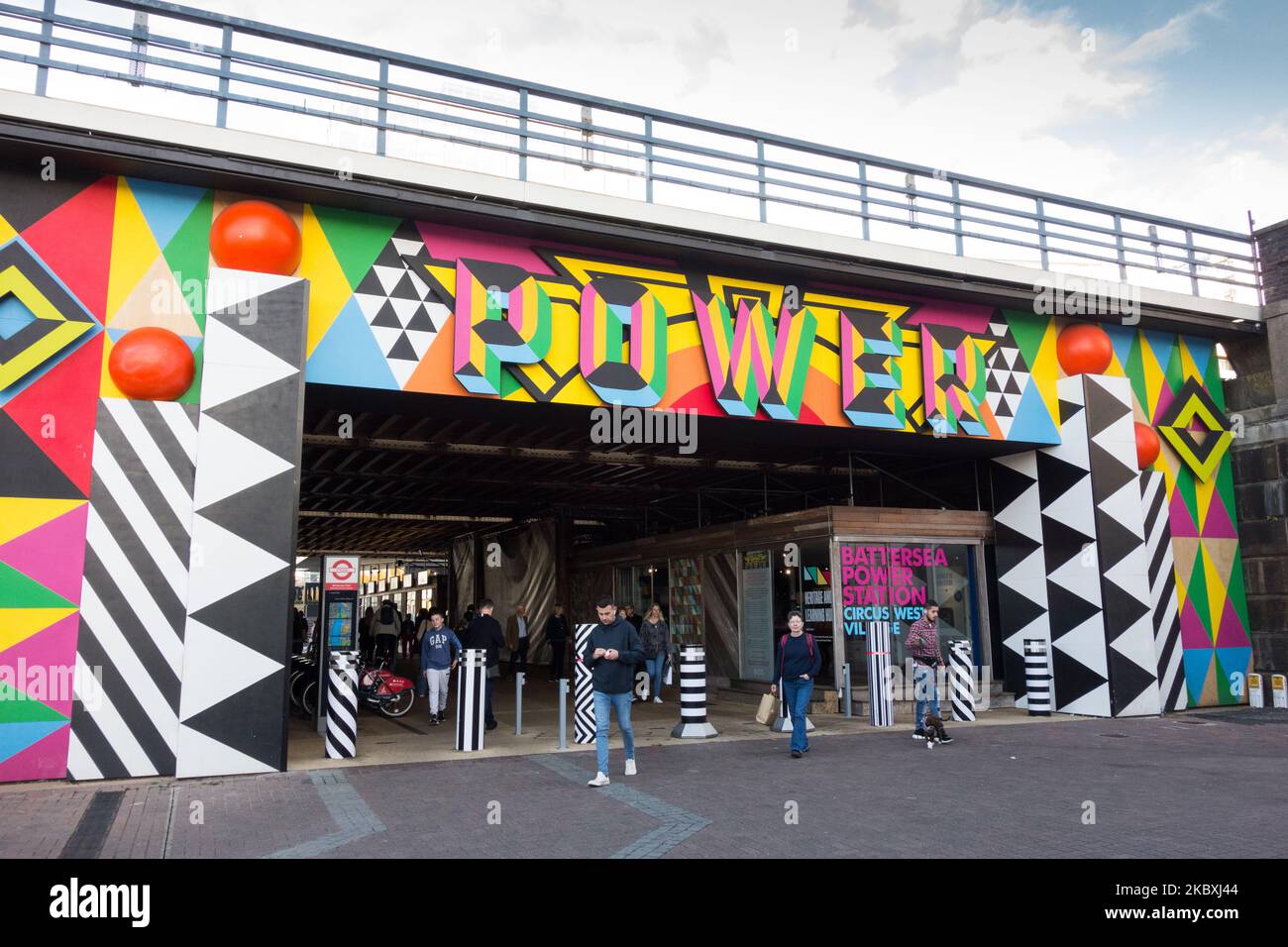 La nouvelle entrée de puissance colorée au Circus West Village à la station électrique de Battersea par Morag Myerscough, Battersea, Londres, Angleterre, Royaume-Uni Banque D'Images