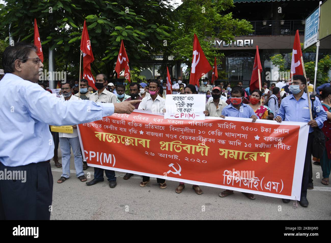 Des militants du Parti communiste de l'Inde (CPIM), ont laissé des organisations protester contre les gouvernements de l'Union et de l'Etat sur diverses questions et politiques, à Guwahati, Assam, Inde sur 26 août 2020. (Photo de David Talukdar/NurPhoto) Banque D'Images