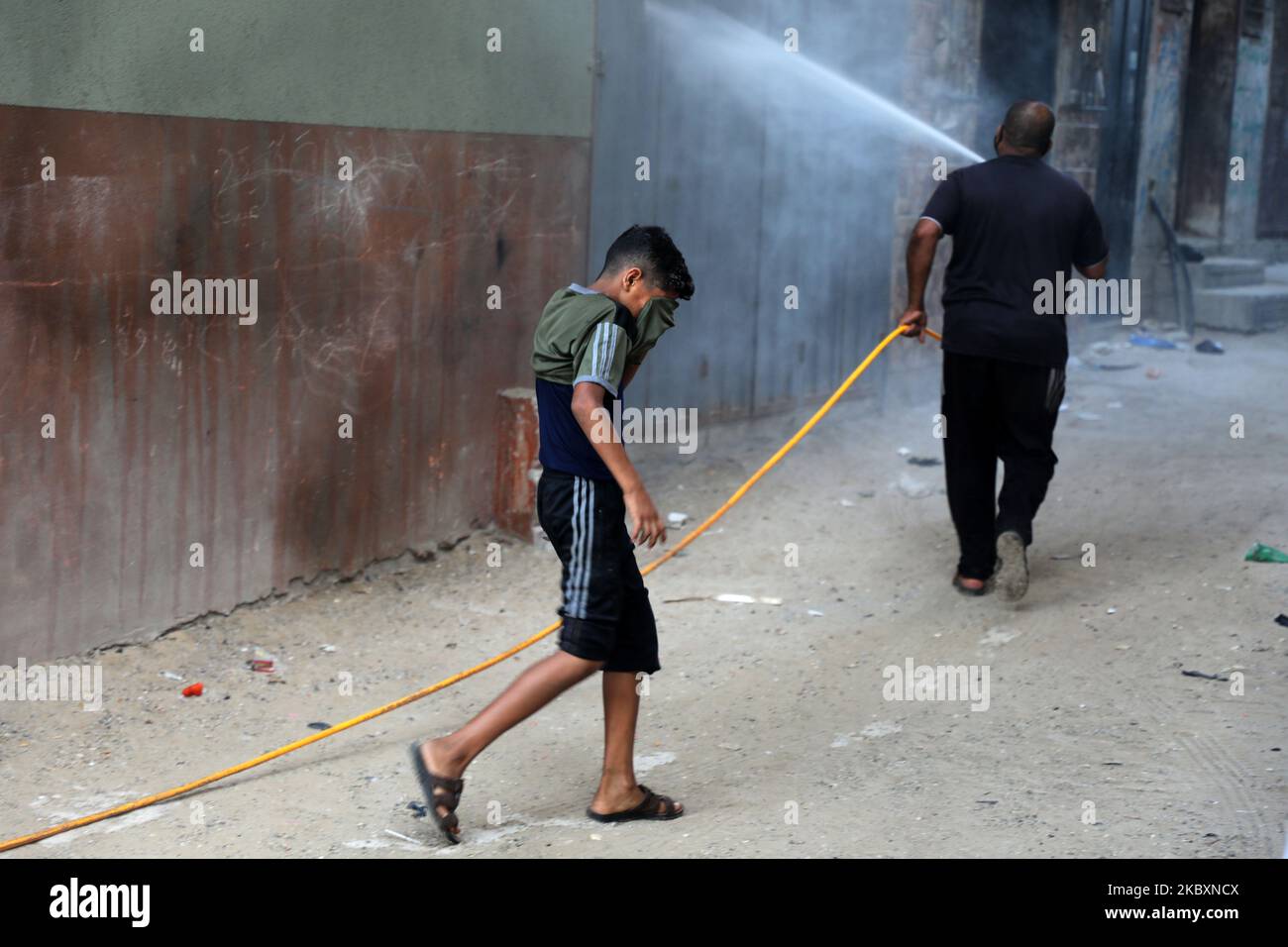 Un travailleur palestinien pulvérise des désinfectants dans une rue à la suite de l'épidémie de coronavirus (COVID-19), dans la ville de Gaza, à 28 août 2020. (Photo de Majdi Fathi/NurPhoto) Banque D'Images