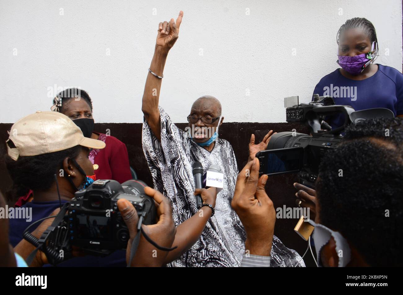 Une femme de 89 ans, Adepeju Johnson, qui a été témoin de l'accident d'un hélicoptère QUOROM, a été interviewée par un journaliste, un hélicoptère exploité par QUOROM Aviation qui s'est écrasé au 16A Salvation Road, Opebi, zone d'Ikeja dans l'État de Lagos vers 12pm, Deux personnes sont mortes dans l'accident alors qu'une autre a été blessée et a été transportée d'urgence à l'hôpital universitaire d'État de Lagos, sur 28 août 2020. (Photo par Olukayode Jaiyeola/NurPhoto) Banque D'Images