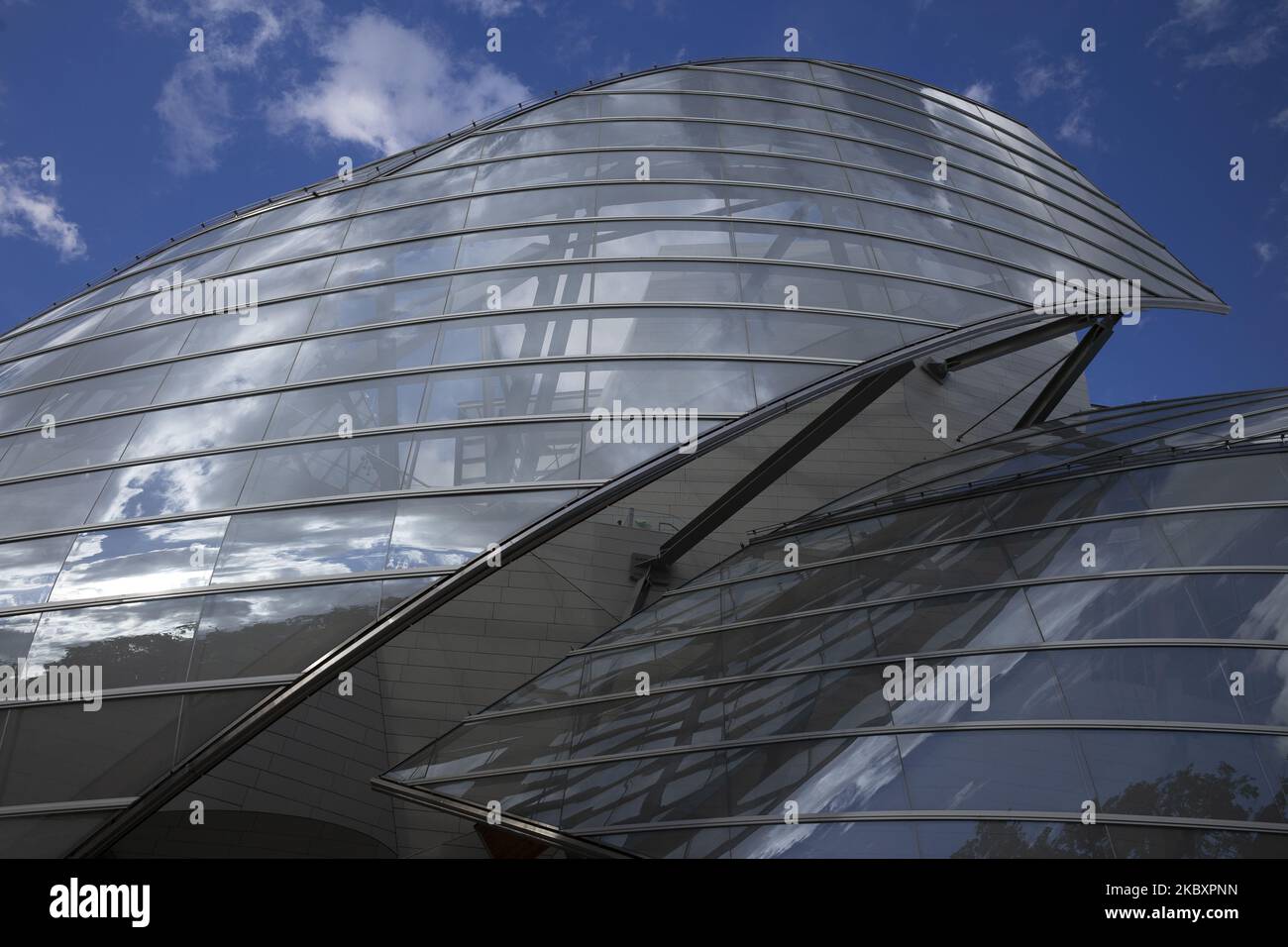 Vue sur l'édition de la Fondation Louis Vuitton, le bâtiment, conçu par l'architecte Frank Gehry, est situé dans le jardin d'acclimatation du Bois de Boulogne à Paris, en France, sur 29 août 2020.(photo d'Oscar Gonzalez/NurPhoto) Banque D'Images