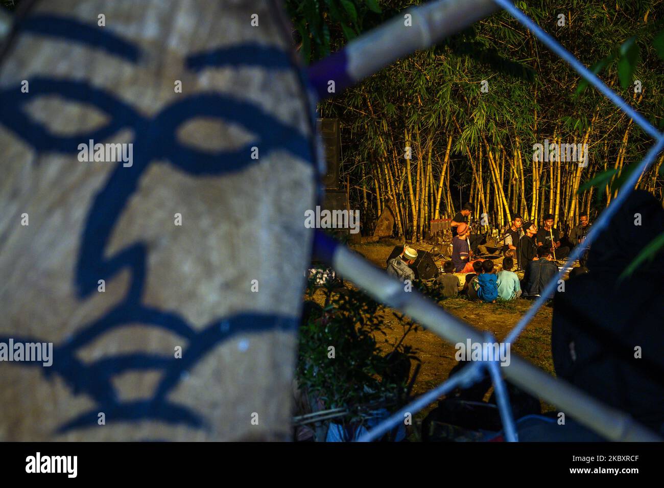 Les résidents regardent un spectacle d'art traditionnel joué par le Studio d'art Porelea intitulé « Tuturanggarilari » (séjournez ici) dans le village de Langaleso, Régence de Sigi, province centrale de Sulawesi, Indonésie sur 29 août 2020. Le spectacle est initié par la communauté Talu Art et se tient régulièrement toutes les deux semaines d'un village à l'autre, il a été arrêté en raison de la pandémie COVID-19 et cette fois-ci, il a été tenu à nouveau pour l'épisode de 34th même s'il était encore en état de pandémie. (Photo de Basri Marzuki/NurPhoto) Banque D'Images