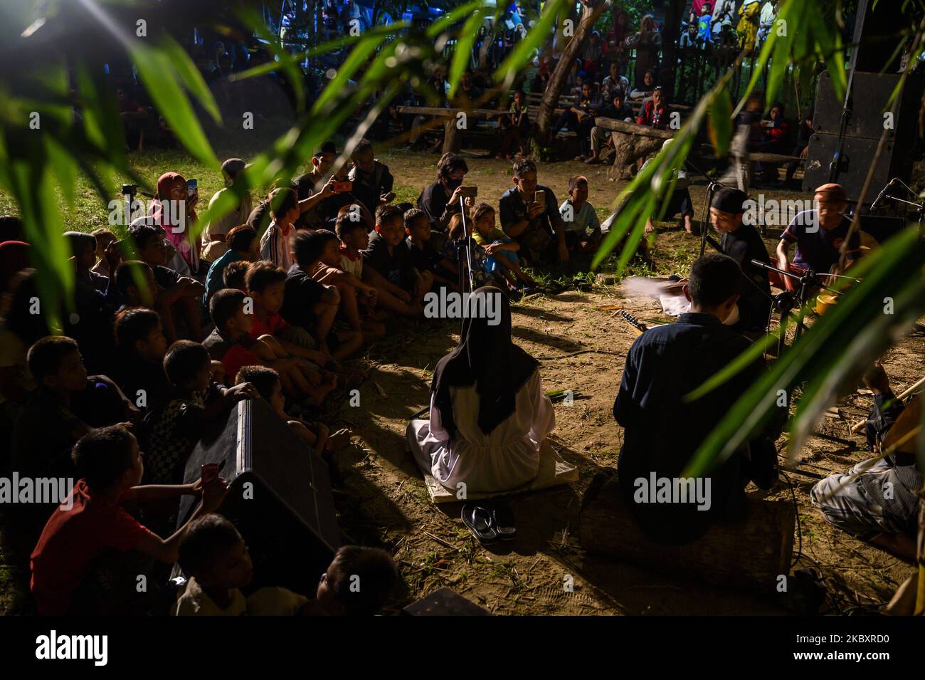 Les résidents regardent un spectacle d'art traditionnel joué par le Studio d'art Porelea intitulé « Tuturanggarilari » (séjournez ici) dans le village de Langaleso, Régence de Sigi, province centrale de Sulawesi, Indonésie sur 29 août 2020. Le spectacle est initié par la communauté Talu Art et se tient régulièrement toutes les deux semaines d'un village à l'autre, il a été arrêté en raison de la pandémie COVID-19 et cette fois-ci, il a été tenu à nouveau pour l'épisode de 34th même s'il était encore en état de pandémie. (Photo de Basri Marzuki/NurPhoto) Banque D'Images