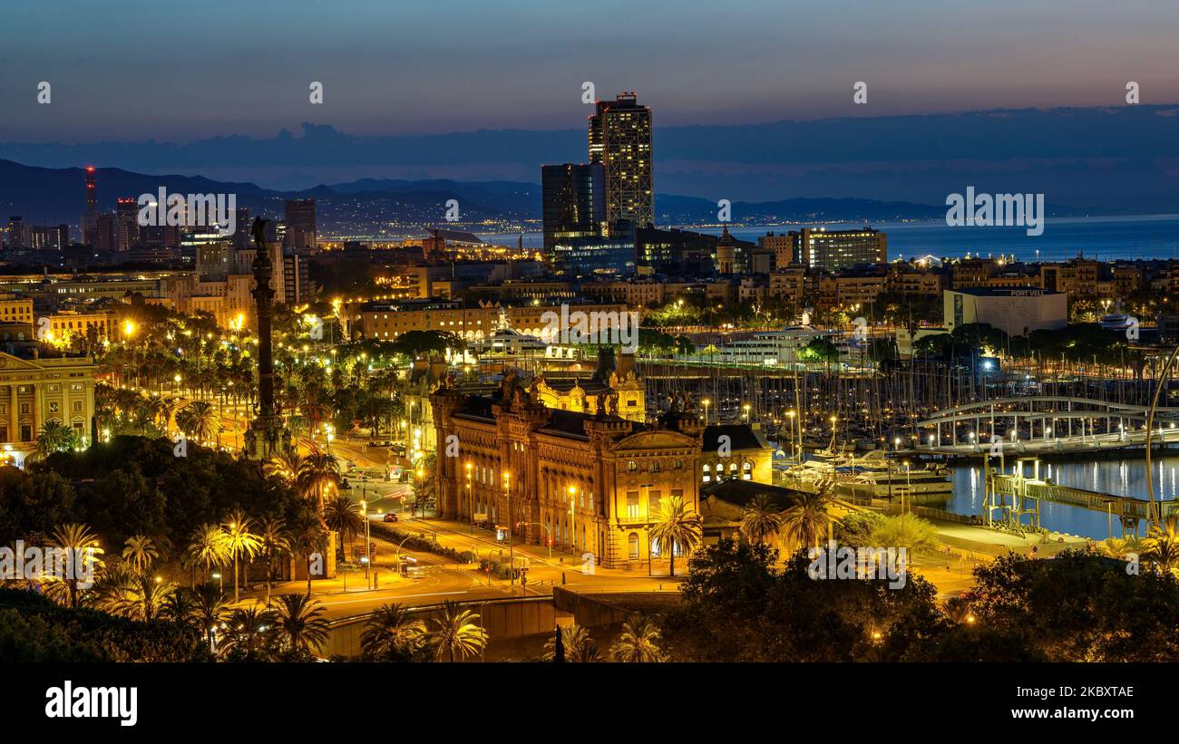 Monument de Columbus et Port Vell (Vieux Port) de Barcelone, la nuit et à l'aube (Barcelone, Catalogne) ESP : Monumento a Colón, y Port Vell (Barcelone) Banque D'Images