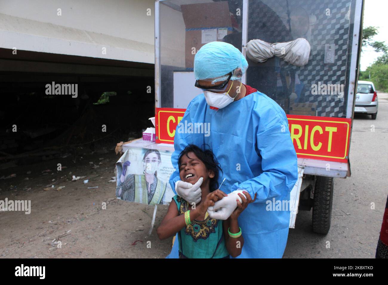 Un agent de santé recueille un échantillon d'écouvillon nasal auprès d'un enfant pour le test rapide d'antigène Covid-19, à Vijay Ghat, Mahatma Gandhi Marg on 30 août 2020, à New Delhi. Une augmentation record de 78 761 cas de coronavirus frais au cours des 24 dernières heures a porté le nombre de cas de Covid en Inde au-delà de 35 lakh. Avec 948 décès, le nombre total de morts en Inde s'élevait à 63 498. Il s'agit de la plus forte augmentation d'une journée des infections à Covid signalées par n'importe quel pays depuis le début de la pandémie. (Photo de Mayank Makhija/NurPhoto) Banque D'Images