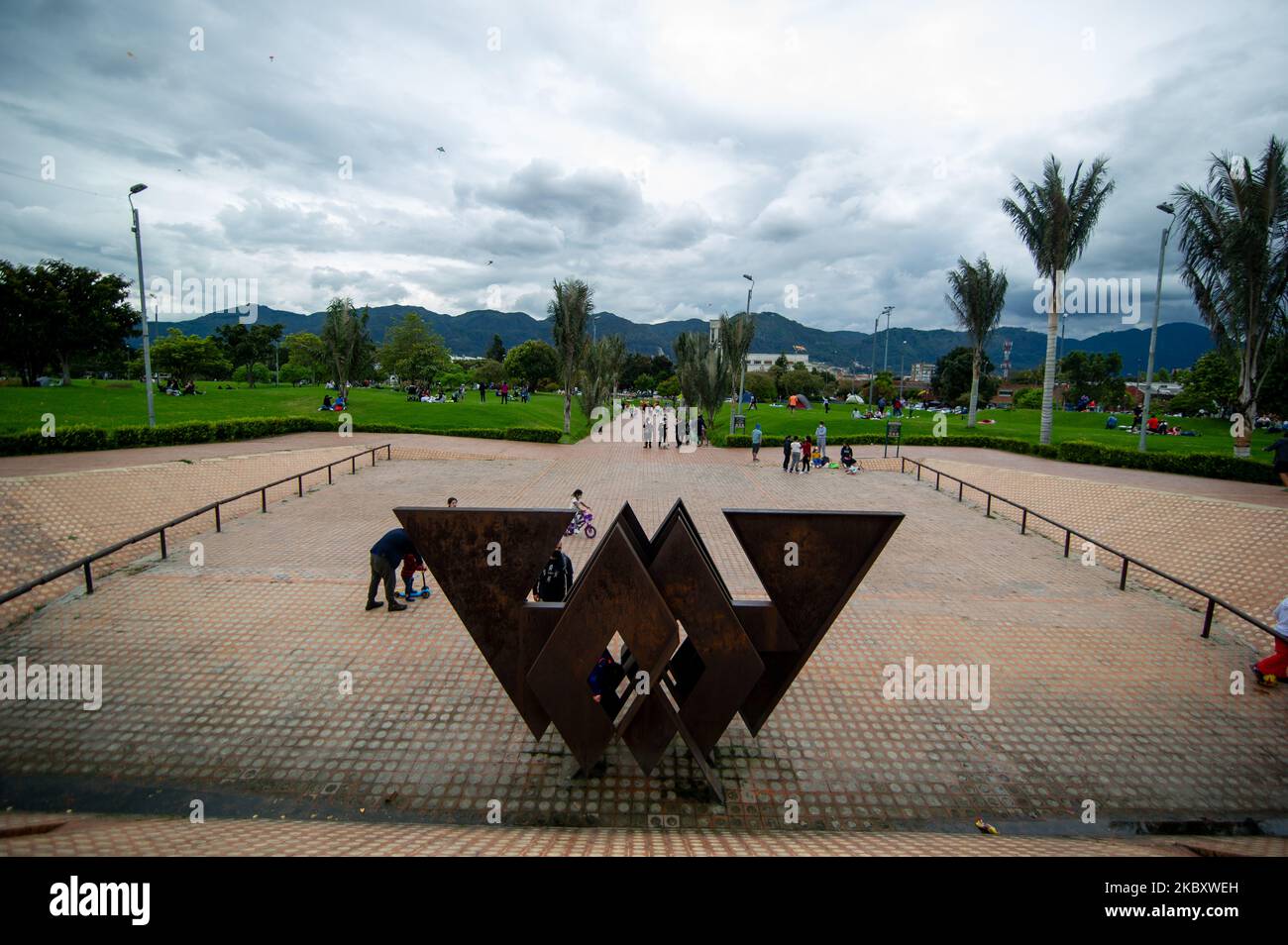 Les gens se rassemblent pour voler des cerfs-volants et profiter du premier dimanche sans restrictions de coronavirus dans la bibliothèque publique Virgilio Barco sur 30 août 2020 à Bogota, Colombie, après sectorisé des lockns causés par le nouveau coronavirus à Bogota et des restrictions là où il a été assoupli. (Photo par Sebastian Barros/NurPhoto) Banque D'Images