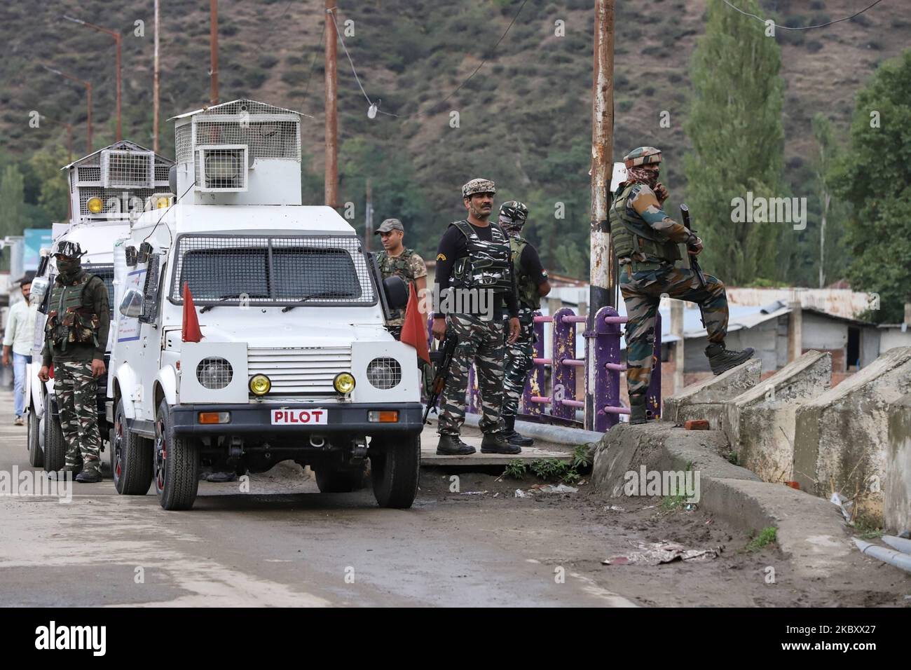 Des militants ont lancé une grenade vers un véhicule de l'armée près de l'ancien hôpital qui a manqué la cible et a explosé sur la route blessant six civils le 31 août 2020, l'armée a par la suite lancé une opération de recherche dans la région (photo de Nasir Kachroo/NurPhoto) Banque D'Images