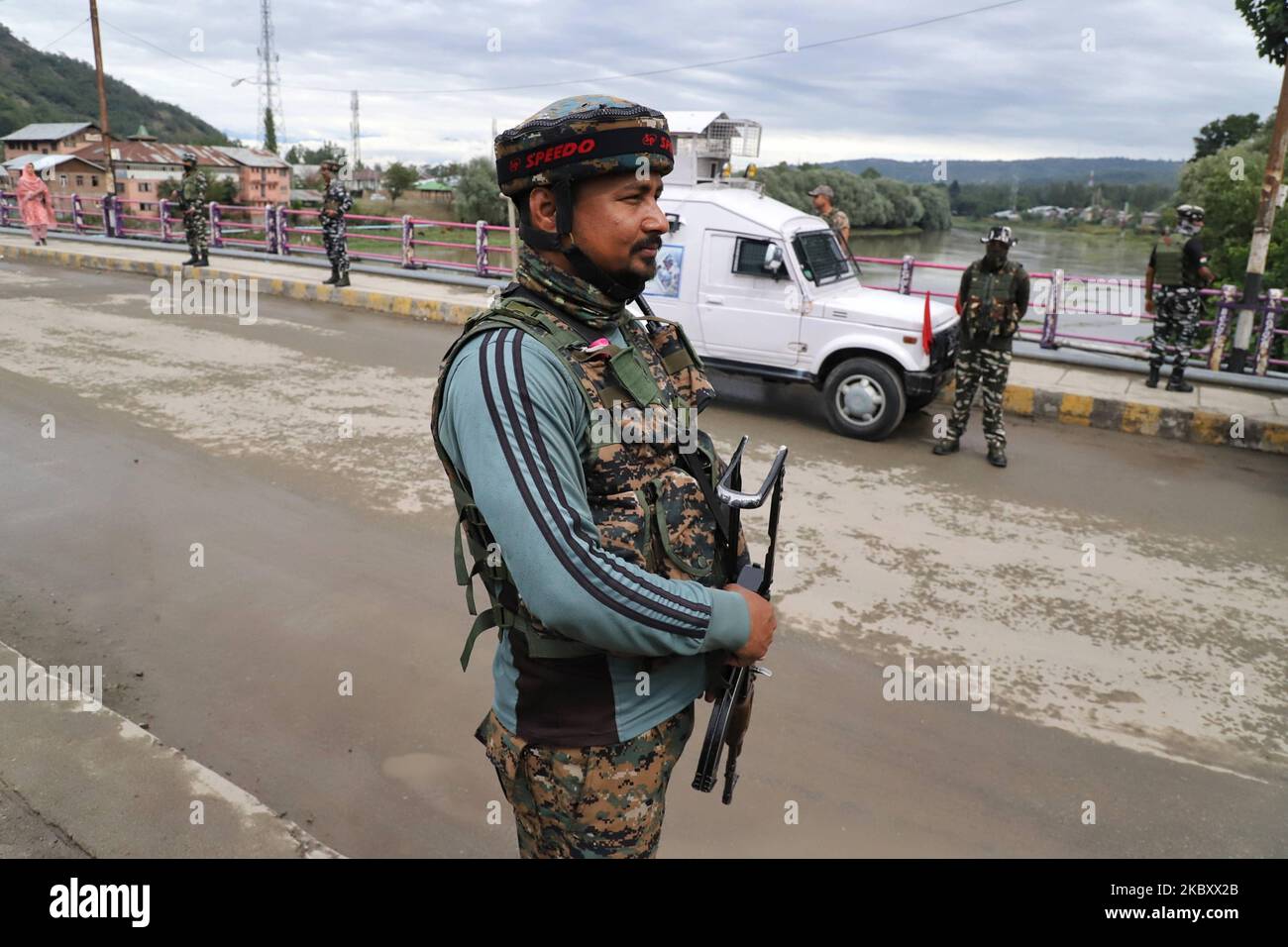 Des militants ont lancé une grenade vers un véhicule de l'armée près de l'ancien hôpital qui a manqué la cible et a explosé sur la route blessant six civils le 31 août 2020, l'armée a par la suite lancé une opération de recherche dans la région (photo de Nasir Kachroo/NurPhoto) Banque D'Images