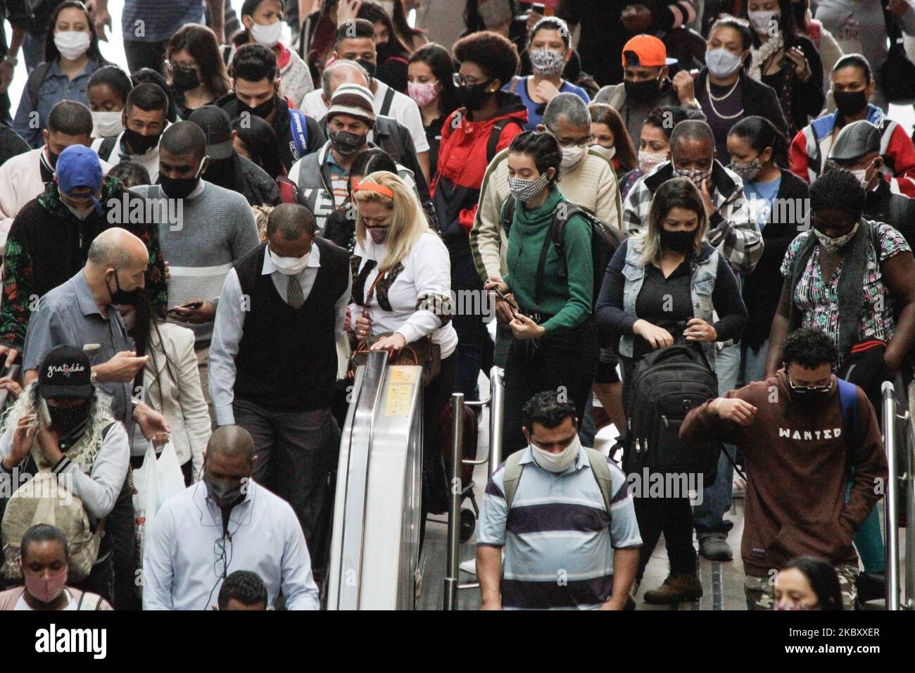 Mouvement intense des passagers, portant des masques de protection du visage à la gare de Luz, région centrale de la ville de São Paulo, Brazi, le 31st août 2020. L'état de São Paulo est proche de la marque de 30 mille morts dues au nouveau coronavirus , selon les données publiées par le Département d'Etat de la Santé. En tout, l'État enregistre 29 978 décès signalés, soit une augmentation de 34 décès par rapport au dernier bulletin. 31 août 2020. (Photo de Fabio Vieira/FotoRua/NurPhoto) Banque D'Images