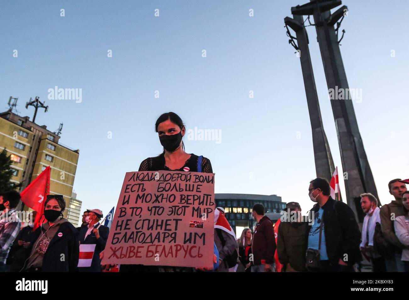 Jeune femme avec la bannière qui parle ' il y a plus de gens de bonne volonté, et vous pouvez croire que le monde ne périra pas grâce à eux. Long live Belarus ' est vu à Gdansk, Pologne le 31 août 2020 les Biélorusses vivant à Gdansk et leurs partisans polonais assistent au rassemblement solidarité avec le Belarus à Gdansk, pour soutenir les manifestants en Biélorussie. (Photo de Michal Fludra/NurPhoto) Banque D'Images