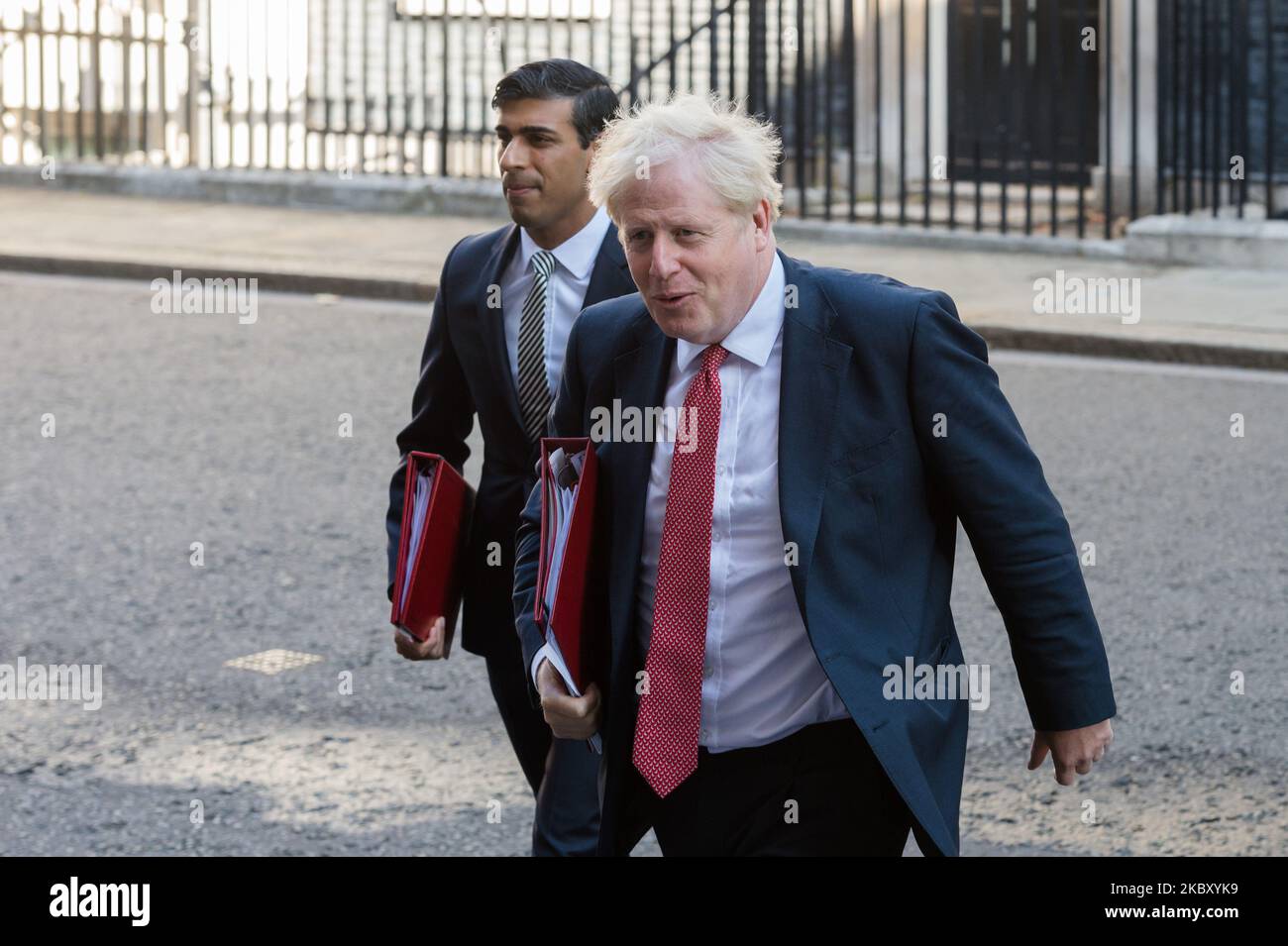 Le Premier ministre britannique Boris Johnson (R) et le chancelier de l'Échiquier Rishi Sunak quittent le 10 Downing Street dans le centre de Londres pour assister à une réunion du Cabinet alors que le Parlement revient après les vacances d'été dans le contexte de la pandémie de coronavirus qui se poursuit le 01 septembre 2020 à Londres, en Angleterre. (Photo de Wiktor Szymanowicz/NurPhoto) Banque D'Images