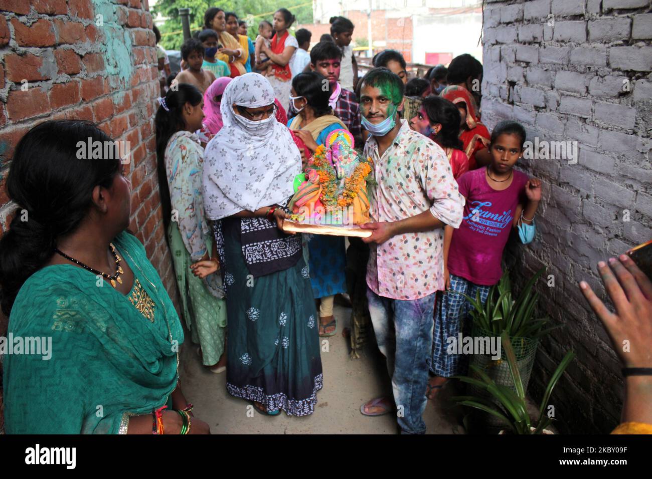 Les dévotés hindous célèbrent en emportant l'idole de Lord Ganesh dans un étang artificiel pour exécuter Visarjan à l'occasion d'Anant Chaturthi sur 1 septembre 2020 à New Delhi. Ganesh Visarjan est le processus d'immersion de l'idole de Ganesh dans l'eau, marquant la fin du festival. (Photo de Mayank Makhija/NurPhoto) Banque D'Images