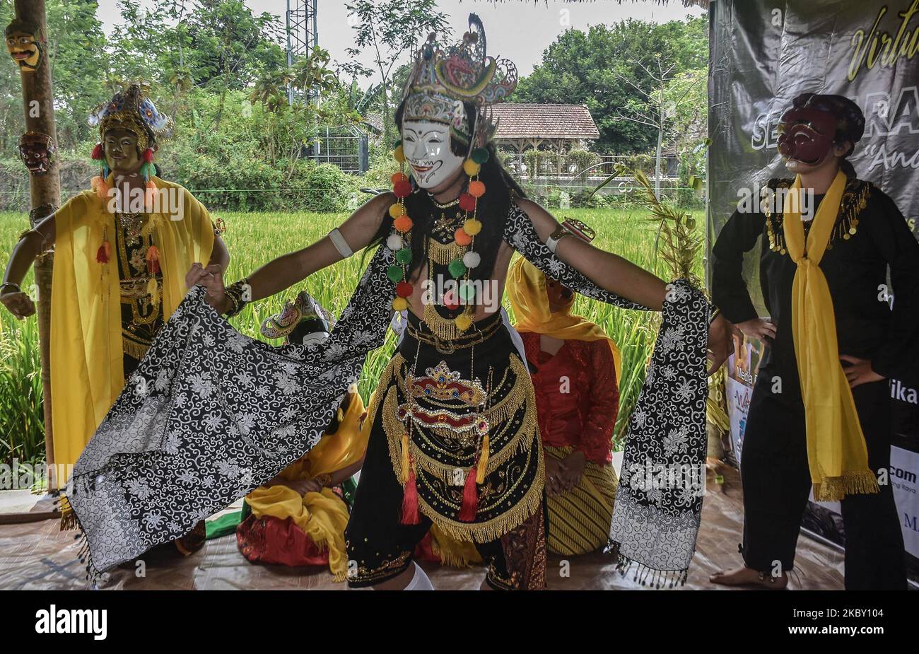 Les participants dansent l'art de la danse du masque de Malangan, lors du pèlerinage traditionnel annuel et des activités de prière au tombeau du créateur de la danse du masque de Malang dans le cimetière public, village de Polowijen, Malang, East Java, Indonésie, Sur 29 août 2020. La tradition de pèlerinage et de purification avec une prière 'l'art du masque alangan' peut être réalisée après des activités relaxantes du gouvernement local pendant l'épidémie de Covid-19 à une nouvelle normale. (Photo par Aman Rochman/NurPhoto) Banque D'Images