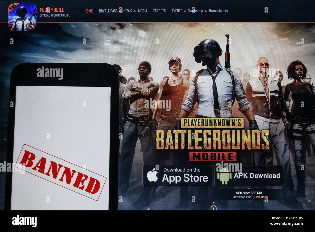 Photo Illustration de l'interdiction d'écrire sur un appareil mobile avec le site PUBG en arrière-plan à Kolkata, inde, sur 2 septembre 2020. Suite à une nouvelle tension au Ladakh avec la Chine, le gouvernement indien a décidé d'interdire PUBG, une application de jeu mobile populaire. PUBG mobile rejoint la liste des 118 applications chinoises interdites en Inde. Selon le gouvernement, l'APP est interdit en vertu de l'article 69A, pour des raisons d'activités préjudiciables à la souveraineté et à l'intégrité de l'Inde, à sa défense et à sa sécurité et à l'ordre public. (Photo Illustration par Debarchan Chatterjee/NurPhoto) Banque D'Images