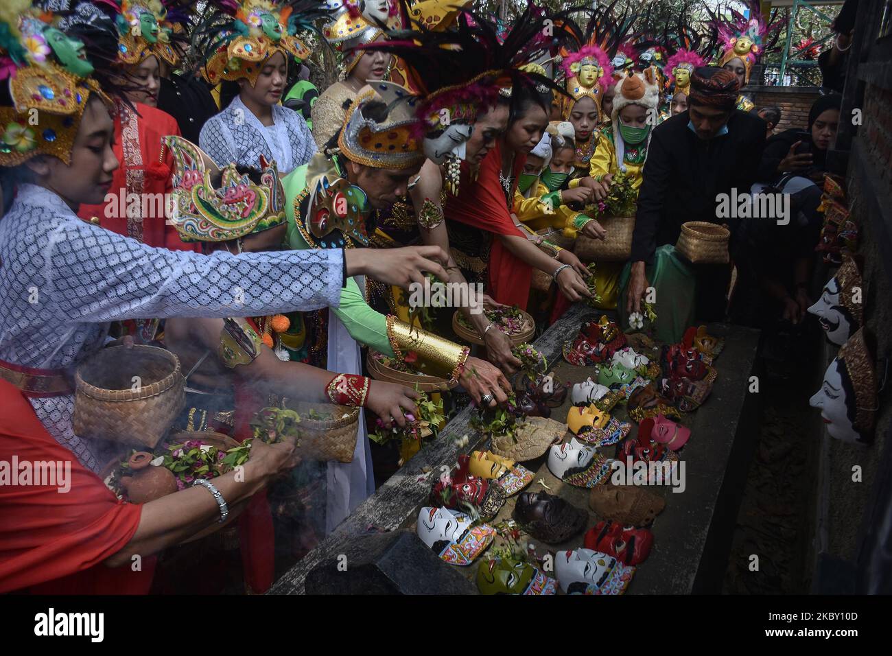 Les participants au rituel présentent des masques et prient à la tombe du créateur de l'art du masque Malangan (Mbah Reni) dans le village de Polowijen, Malang, Java-est, Indonésie, sur 29 août, 2020. La tradition du pèlerinage et de la sanctification avec la prière 'Mak Art Malangan' qui se tient une fois par an. Cela peut être effectué après avoir facilité les activités du gouvernement local pendant l'épidémie de Covid-19 vers une nouvelle norme. (Photo par Aman Rochman/NurPhoto) Banque D'Images