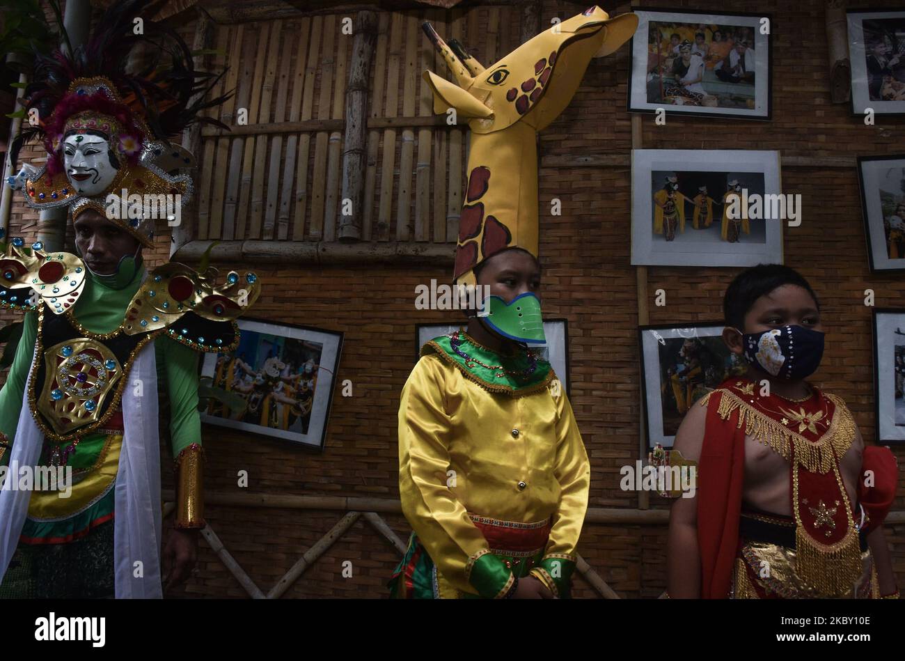 Les participants rituels utilisent des masques uniques, lors du pèlerinage traditionnel annuel et des activités de prière au tombeau du créateur de la danse du masque de Malang pendant la tradition annuelle du pèlerinage et des prières au tombeau du créateur de la danse du masque de Malang dans le cimetière public, village de Polowijen, Malang, Java oriental, Indonésie, Sur 29 août 2020. (Photo par Aman Rochman/NurPhoto) Banque D'Images