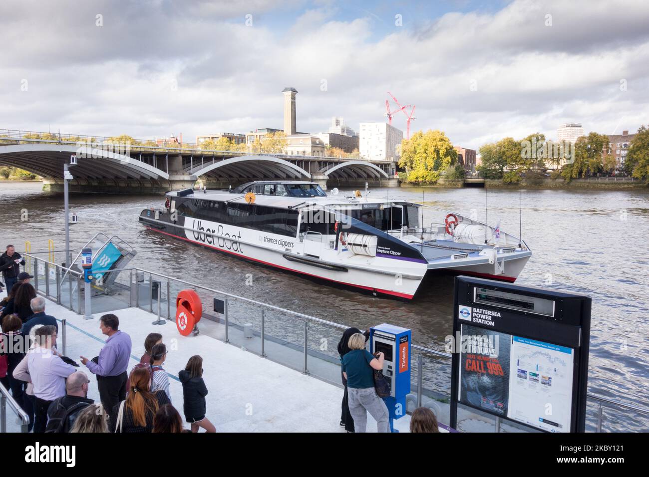 Un taxi fluvial Uber Boat arrivant à quai à la station d'alimentation de Battersea. Banque D'Images