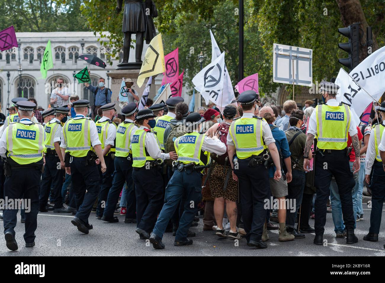 Les policiers déambuillent les rues autour de la place du Parlement alors que les activistes environnementaux de la rébellion d'extinction poursuivent l'action de protestation pour la deuxième journée en faveur du projet de loi sur l'urgence climatique et écologique, qui doit être déposé aujourd'hui à la Chambre des communes par la députée du Parti Vert Caroline Lucas le 02 septembre, 2020 à Londres, Angleterre. La rébellion contre l'extinction prévoit de mener une série d'actions perturbatrices sur deux semaines, en appelant les députés à soutenir une initiative pour une loi d'urgence sur le climat, qui accélérerait les progrès du Royaume-Uni dans la réduction de ses émissions de carbone, et à organiser une assemblée nationale de citoyens o Banque D'Images