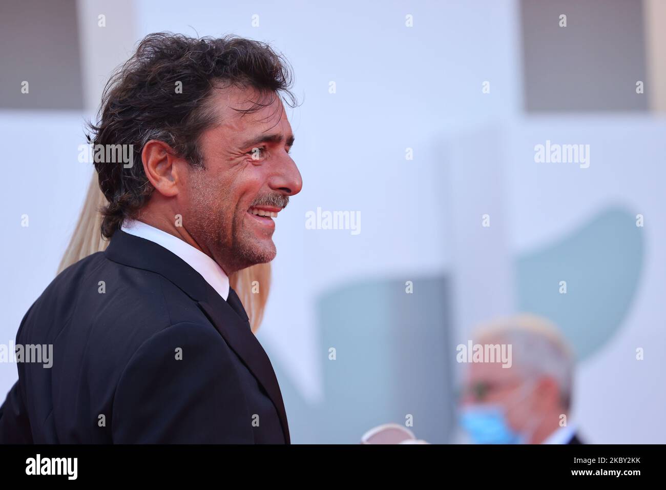 Adriano Giannini pose sur le tapis rouge lors du Festival du film de Venise 77th sur 02 septembre 2020 à Venise, Italie. (Photo de Matteo Chinellato/NurPhoto) Banque D'Images