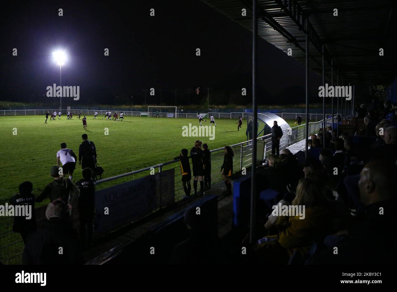 Un point de vue général des supporters regardant le match pendant le match de la coupe FA entre le FC de l'Essex Ouest et le Crawley Green au parc de Mayesbrook, Barking, en Angleterre, sur 2 septembre 2020. (Photo de Jacques Feeney/MI News/NurPhoto) Banque D'Images