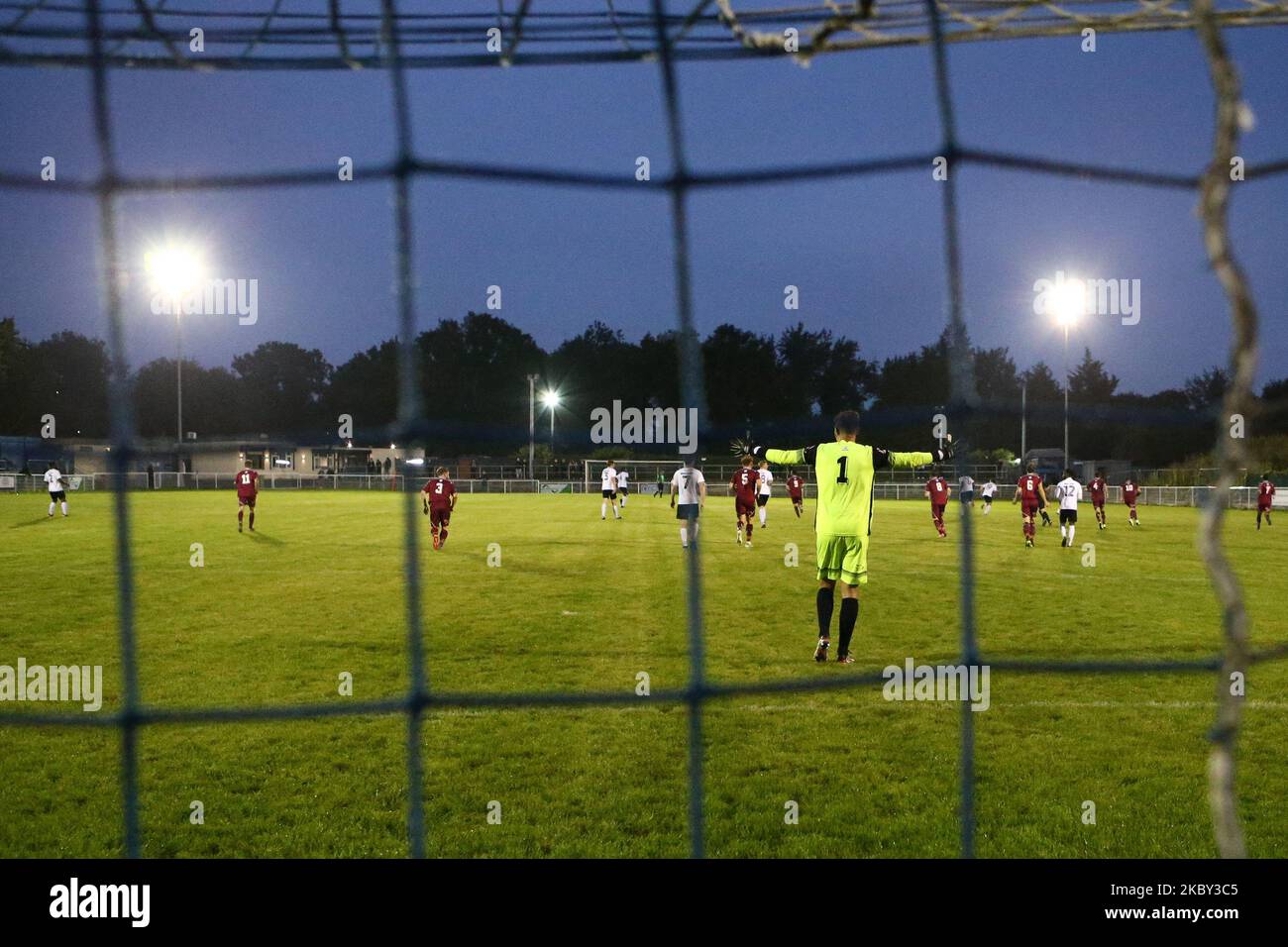 Un point de vue général des supporters regardant le match pendant le match de la coupe FA entre le FC de l'Essex Ouest et le Crawley Green au parc de Mayesbrook, Barking, en Angleterre, sur 2 septembre 2020. (Photo de Jacques Feeney/MI News/NurPhoto) Banque D'Images