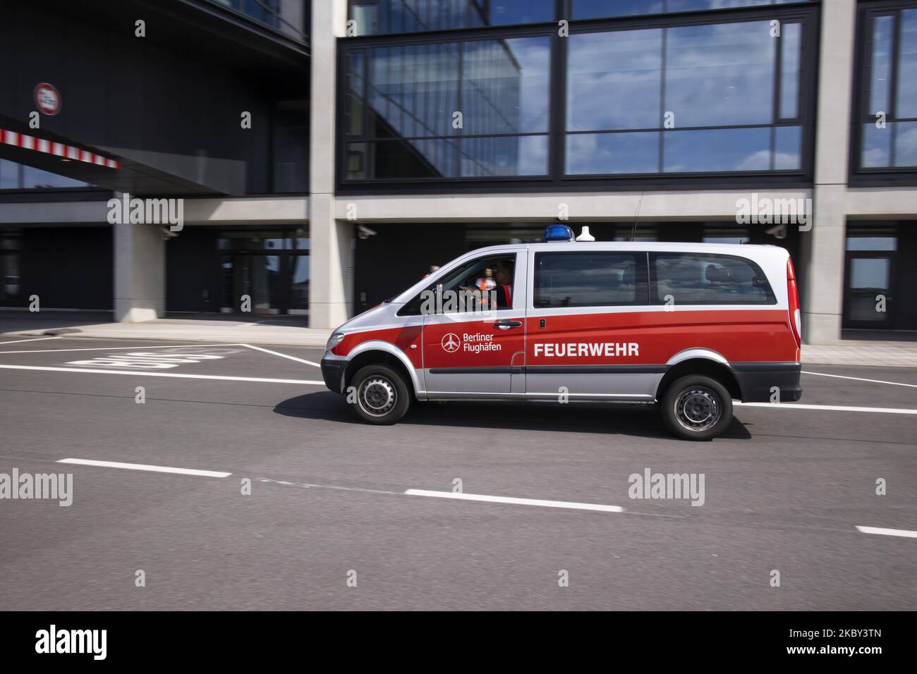 Une voiture de pompier conduit à l'aéroport de Berlin-Brandebourg 'Willy Brandt' (BER) lors d'une course d'essai avant son ouverture, prévue pour 31 octobre, à Schoenefeld, en Allemagne, 3 septembre 2020. (Photo par Emmanuele Contini/NurPhoto) Banque D'Images