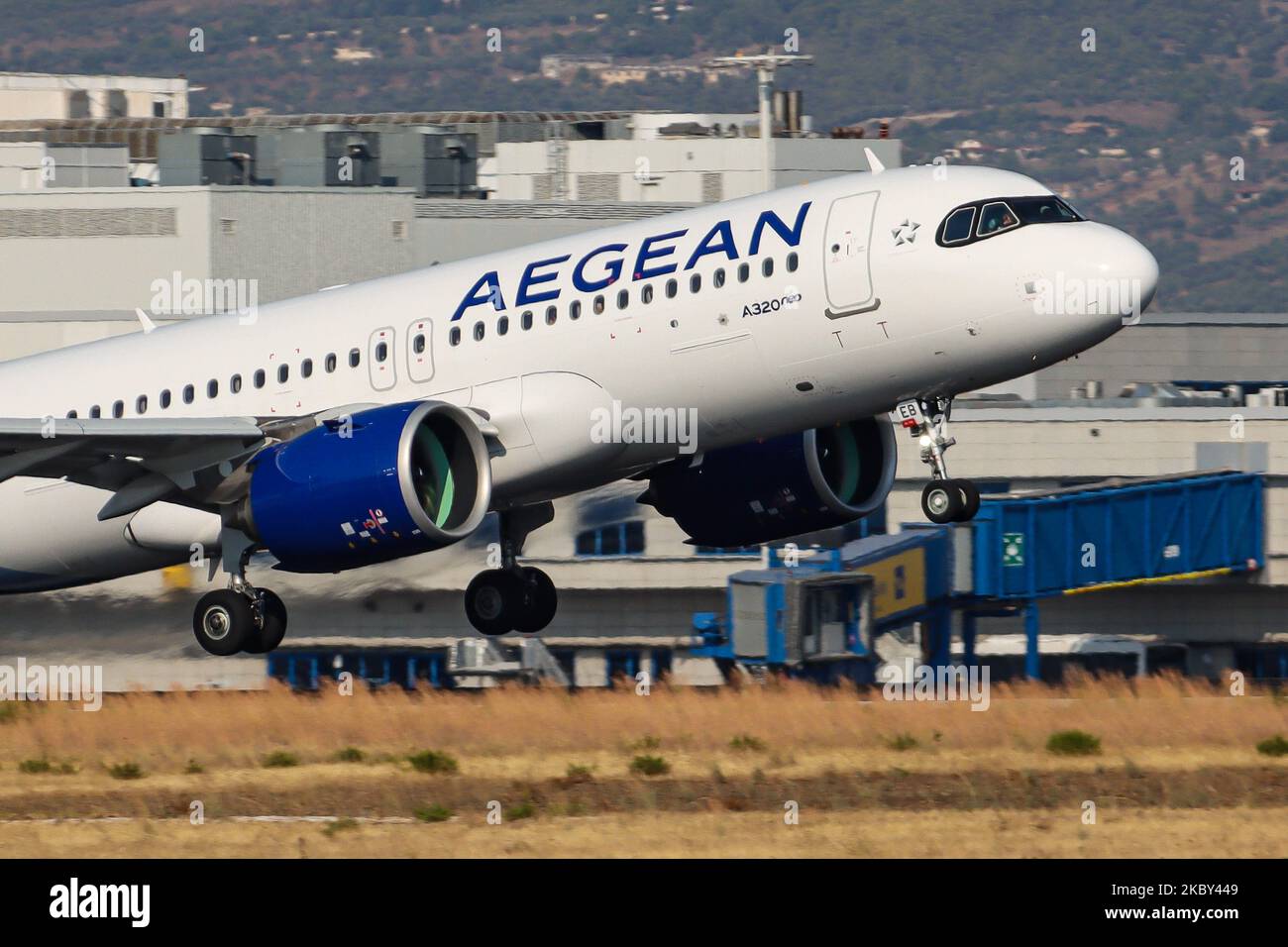 Un avion Aegean Airlines Airbus A320neo vu au décollage, à la rotation et au vol dans le ciel bleu alors que le jet passager quitte la capitale grecque, l'aéroport international d'Athènes ATH LGAV le 26 août 2020. Le nouveau avion de ligne étroit, moderne et avancé est une série Airbus A320 NEO avec le nouveau schéma de décoration, PEINTURE du nouveau logo AEGEAN. L'avion a l'enregistrement SX-NEB. Aegean Airlines A3 EEE est membre de l'alliance aérienne et porte-drapeau du pays de Star Alliance. (Photo de Nicolas Economou/NurPhoto) Banque D'Images