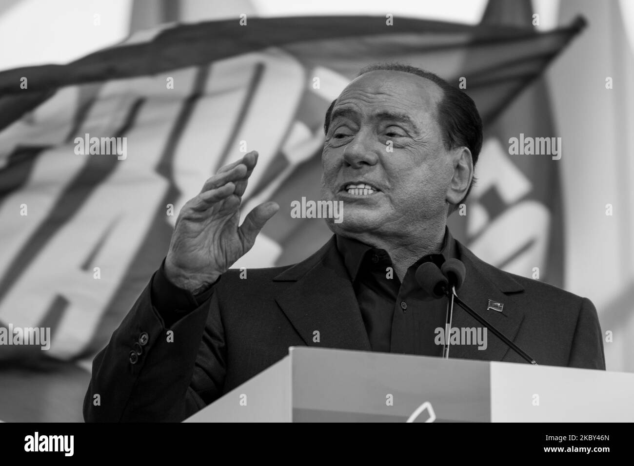 Une photo d'archive montre le chef du parti Forza Italia, Silvio Berlusconi, qui a participé à un rassemblement extrême-droite intitulé ''fierté de l'Italie'' sur la Piazza San Giovanni à Rome, Italie sur 19 octobre, 2019 l'ancien Premier ministre Silvio Berlusconi a été testé positif pour le coronavirus (COVID-19) et a été admis à l'hôpital de San Raffaele à Milan sur 4 septembre 2020. (Photo par Andrea Ronchini/NurPhoto) Banque D'Images