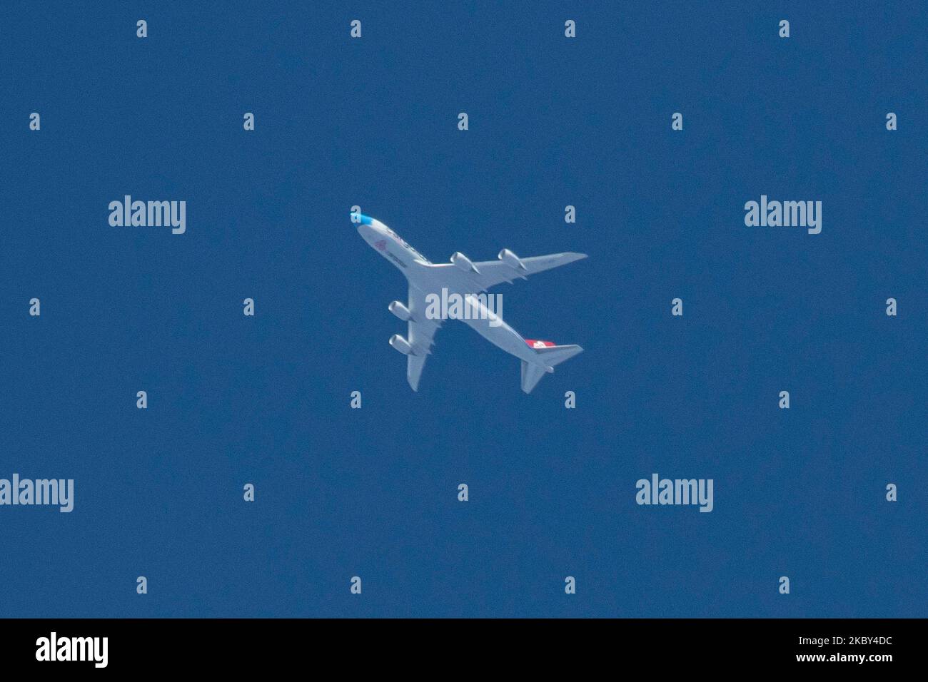 Un Boeing 747-8R7(F) de Cargolux Airlines International tel qu'il a été vu survoler la ville de Thessalonique à 35,000 pieds dans le ciel bleu grec de Thessalonique, Grèce sur 1 septembre 2020. Le vol va de Luxembourg lux à Doha DOH au Qatar. L'avion spécifique est un Boeing 747 dans une édition fret, le célèbre bidecker emblématique avec 4 moteurs de jet est surnommé Reine des Skies. Récemment, de nombreuses compagnies aériennes ont suspendu l'exploitation des passagers avec ce type. Cet avion a l'enregistrement LX-VCF, est nommé ville de Grevenmacher et est peint avec un arrangement de couleurs spéciales, un medic Banque D'Images