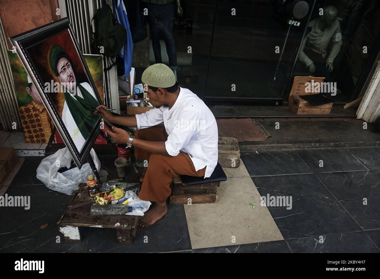 Un peintre de rue peint le visage de Muhammad Rizieq Shihab et dîne son tableau à son lieu d'affaires, Jalan Jenderal Sudirman, Palembang, Indonésie, sur 4 septembre, 2020. Il est peintre de rue depuis 20 ans. (Photo de Sigit Prasetya/NurPhoto) Banque D'Images