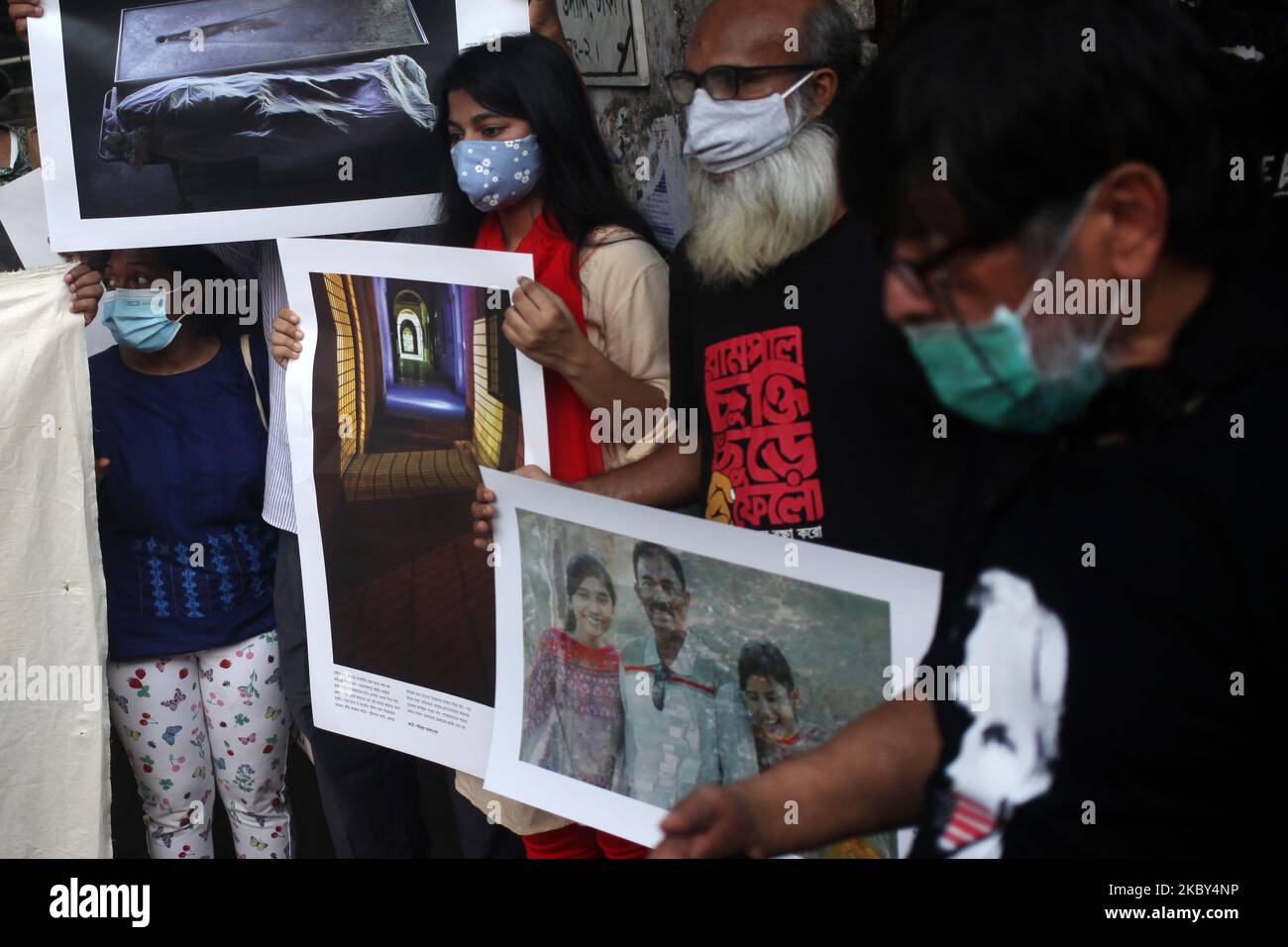 Les participants tiennent une photographie imprimée lors d'une exposition et d'un événement d'art du spectacle sur "l'assassinat judiciaire supplémentaire" par les organismes d'application de la loi du Bangladesh , organisé par la galerie Drik à Dhaka, au Bangladesh, le vendredi, 04 septembre,2020. (Photo de Syed Mahamudur Rahman/NurPhoto) Banque D'Images