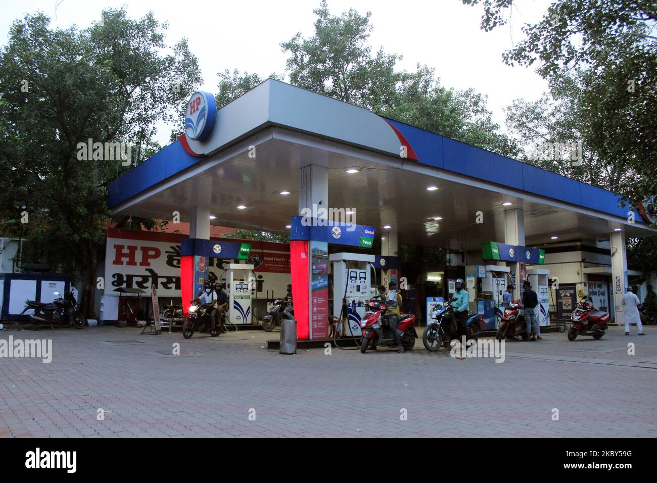 Les automobilistes se sont mis en ligne pour faire le plein à une pompe à essence située au marché de Kamla, sur la route Asaf Ali sur 4 septembre 2020 à New Delhi. Selon les données des gouvernements de l'État, le chiffre COVID-19 de l'Inde a dépassé la barre des 4 millions sur 4 septembre. (Photo de Mayank Makhija/NurPhoto) Banque D'Images